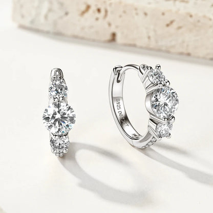 Anziw Classic 6.5mm&4mm&1.3mm D Moissanite 3-Stone Hoop Huggies Earrings 925 Silver Fine Jewelry Valentine's Day Gift for Women